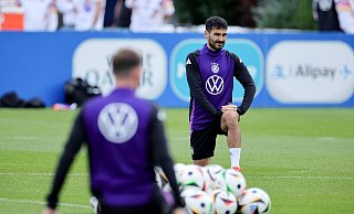 Nimmt die Schotten nicht auf die leichte Schulter: DFB-Kapitän Ilkay Gündogan (r). - Christian Charisius/dpa
