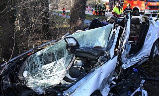 Bei dem schweren Unfall geriet ein Wagen in Brand. - Andreas Eickhoff