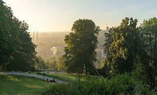 Vom Johannisberg hat man einen perfekten Ausblick auf die Sparrenburg und den Teutoburger Wald. - Bielefeld Marketing GmbH