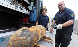 Die von Karl-Heinz Clemens und Ralf Kuhlpeter geborgene Bombe wird nun in einen Munitionszerlegebetrieb gebracht und dort zerstört. - Patrick Menzel