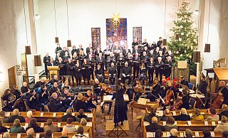 Christiane Schmidt, die künstlerische Leiterin, dirigiert den Chor der Auferstehungskirche Laar und das aus Musikern der Nordwestdeutschen Philharmonie bestehende Orchester. - Ralf Bittner