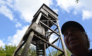 Meteorologe Helmut Bangert nutzt Türme für seine spannenden Fortbildungsveranstaltungen zum Thema Wetter. Am Luisenturm war er dabei zum ersten Mal. Aus seiner Sicht sind vor allem die von dort oben sichtbaren unterschiedlichen Landschaftsformen bemerkenswert. - Andreas Großpietsch