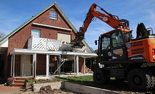 Zunächst wurden Balkon und Wintergarten abgerissen. - Jan-Henrik Gerdener