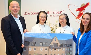 Die geplante Erweiterung des Altenheims St. Clara in Salzkotten zeigen (v. l.) Geschäftsführer Andreas Cramer, Geschäftsführerin Schwester M. Johanna Harke, Provinzoberin Schwester M. Angela Benoit und Einrichtungsleiterin Daria Wibbeke. Dachgauben und Balkon sind auf der Visualisierung erkennbar. - Michael Bodin