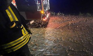 Überspülte Natzunger Straße in Borgentreich. - Feuerwehr Borgentreich
