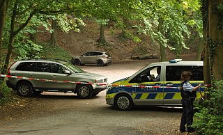 Die Polizei hat den Wanderparkplatz unterhalb des Kaiser-Wilhelm-Denkmals abgesperrt. - Mindener Tageblatt