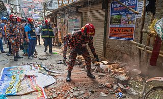 Ein Rettungsdienst-Mitarbeiter räumt nach einem Erdbeben die Trümmer von eingestürzten Gebäudeteilen weg. - Abdul Goni/AP/dpa