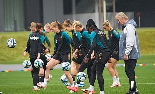 Beim Nations-League-Spiel gegen Dänemark in Rostock wollen die Fußballerinnen auch ein Zeichen gegen Gewalt an Frauen setzen. - Thomas Frey/dpa