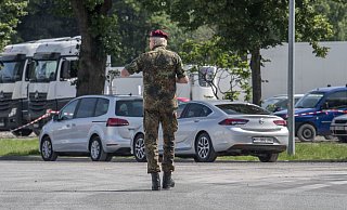 Ein Soldat geht über das Werksgelände bei Tönnies. Die Bundeswehr unterstützt bei der Reihentestung. - picture alliance/dpa