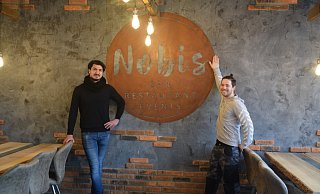 Mehmet Sezen (l.) und Thomas Berger warten darauf, ihr Restaurant "Nobis" endlich das erste Mal aufschließen zu können. - Mareike Patock
