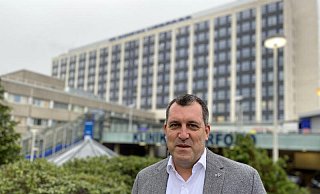 Notarzt Marco Kauling kennt die Corona-Situation im Klinikum als Mitglied des Krisenstabs bestens. Er bittet um Verständnis für die derzeitigen Regelungen, die vor allem auf die aktuell geltende Corona-Schutzverordnung zurückgeht. - Peter Steinert (Archivbild)