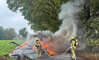 Ein 37-jähriger Fahrer geriet auf der Knäppenstraße bei Delbrück ins Rutschen und prallte gegen einen Straßenbaum. Dann gerät der Toyota in Brand. - Feuerwehr Delbrück