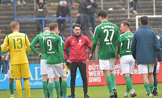 Für Trainer Julian Hesse und die Spieler des FC Gütersloh ist immer noch offen, wie die Saison in der Fußball-Oberliga endet. Foto: Jens Dünhölter - Jens Dünhölter