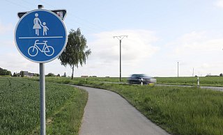 Steht ein Schild an einem Radweg, dann müssen alle Radler – auch Rennradfahrer – diesen nutzen und dürfen nicht auf der Straße fahren. - Simone Flörke