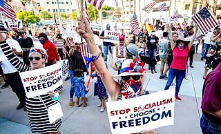 Der «Sozialismus»-Vorwurf ist beliebt bei Anhängern der extremen Rechten in den USA - hier bei einer Demonstranten gegen Corona-Maßnahmen im Jahr 2020. - Watchara Phomicinda/The Orange County Register/AP/dpa