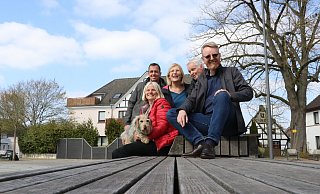 Susanne Meyer zu Düttingdorf (v.l.), Christian Beitellhoff, Tina-Mareike Kinnius und Detlef Kruse von der UWG Spenge unterstützen ihren Kandidaten Ralf Kinnius. - Andreas Sundermeier