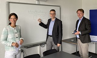 Arbeiten künftig zusammen: Stiftungsprofessorin Christina Hoon, der Unternehmer Andreas Hettich und Fred G. Becker, der Chef des Instituts für Familienunternehmen. - Mika