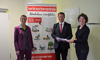 Blicken positiv auf die Bilanz der mobilen Verbraucherzentrale und in die Zukunft (von links): Marle Kopf (Regionalleiterin Beratung und Bildung, Verbraucherzentrale NRW), Landrat Michael Stickeln und Ute Delimat (Leiterin Verbraucherarbeit im ländlichen Raum, Kreis Höxter). - Nicole Fischer