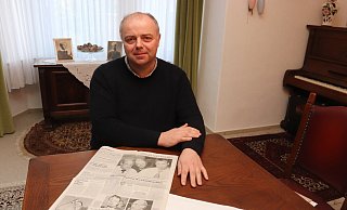 Matthias Held hat die Zeitungsseite der NW vor sich, in dem über seinen ersten Wahlsieg berichtet wird. - Dirk Windmöller