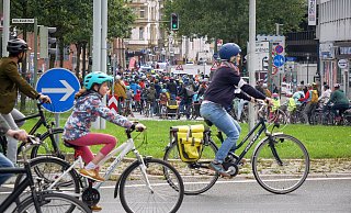 Zur Fahrraddemo Kidical Mass in Bielefeld kamen Hunderte Kinder und Erwachsene. - Kristoffer Fillies