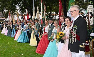 Die Majestäten der Schützenbruderschaften in langer Reihe auf dem Festplatz. Schnieke Uniformen und festliche Roben. - Thomas Kube