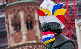 Eine Momentaufnahme aus dem letzten Jahr - die Gutenberg-Statue in Mainz mit Maske und Narrenkappe. - Foto: Andreas Arnold/dpa