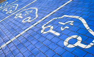 Ladeplätze für Elektroautos. Nach dem plötzlichen Aus der E-Auto-Kaufzuschüsse Ende 2023 hat sich das Umstiegstempo auf Elektroautos laut HUK Coburg hallbiert. - Julian Stratenschulte/dpa
