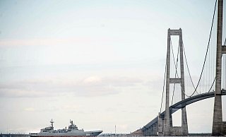 Die Brücke über den Großen Belt - hier ist ein Schiff der russischen Nordflotte unter ihr zu sehen - zählt zu den imposantesten Bauwerken Dänemarks. (Symbolbild) - Tim Kildeborg Jensen/Ritzau Scanpix Foto/AP/dpa