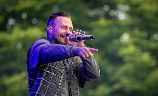Der deutsche Rapper Kontra K (Maximilian Diehn) hat Taylor Swift von Platz eins in den Album-Charts vertreiben können. (Archivbild) - Daniel Karmann/dpa