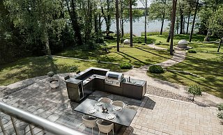 Gute Voraussetzungen für die Outdoor-Küche - ein fester Untergrund und ein schöner Blick. - AMK/dpa-tmn