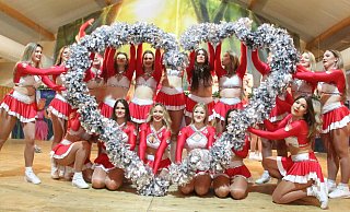 Kölner Cheerleaderinnen zeigen Herz für Bad Driburg. - Burkhard Battran