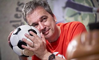 Er trifft den Nerv vieler fußballbegeisterter Zuschauer und Zuhörer: Arnd Zeigler ist nicht nur Journalist, TV-Moderator und Podcaster, sondern auch Autor und Stadionsprecher. - Ben Knabe