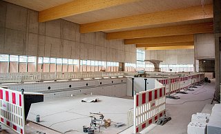 Die Arbeiten im Neubau des Höxteraner Hallenbades gehen voran. Das Becken ist 25 Meter lang. An der tiefsten Stelle – unterhalb des Sprungturms – ist es 3,80 Meter tief. - Sabastian Vogt/Stadt Höxter