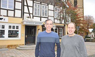 Jonka Boge (links) und Peter Krebs vorm Steinhäger-Häuschen. - Frank Jasper