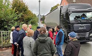Mitglieder der Senioren-Union hören den Ausführungen von Edison Buch (2. v. r.) über die Problematik des Schwerlastverkehrs auf der Straße Bödexer Tal zu. - Senioren-Union