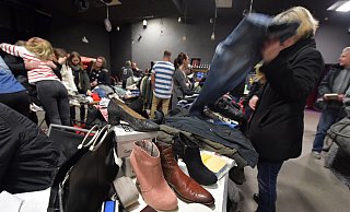 Ein Indoor-Flohmarkt wie hier in der Weberei in Gütersloh ist auch immer ein buntes Sammelsurium für Kleidung, Schuhe oder andere Kuriositäten. - Jens Dünhölter