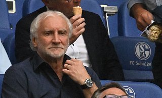 Rudi Völler beobachtet das Spiel der DFB-Auswahl gegen Kolumbien. - Bernd Thissen/dpa