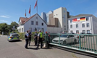 Die Polizei postierte sich mit drei Streifenwagen an der Moschee an der Bielefelder Straße. - Frank-Michael Kiel-Steinkamp