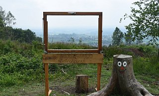 Wanderung mit Ausblick: Einer der Höhepunkte der Wunderroute ist dieser Aussichtspunkt kurz vor dem Nonnenstein. Hier können Fotos vom Bünder Land gemacht werden.  - Julia Fahl
