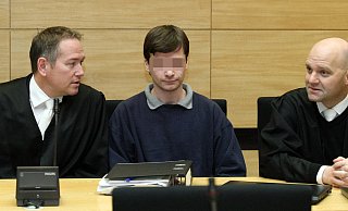 Sascha Haring mit dem verurteilten Doppelmörder Jens S., der Heiligabend 2013 die Geschwister Helgard G. und Hartmut S. in ihrem Haus am Gütersloher Stadtpark umgebracht hat. - Patrick Menzel