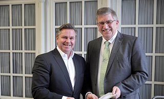 Bürgermeister Tim Kähler und Wirtschaftsförderer Dieter Wulfmeyer freuen sich über die wirtschaftliche Entwicklung der Stadt. - FRANK-MICHAEL KIEL-STEINKAMP