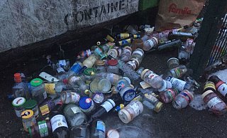 So sah es am Donnerstagabend vor dem Glascontainer am Mozartweg aus. - Sabine Kubendorff