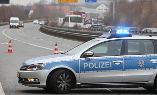 Ein Polizeifahrzeug sperrt die Autobahn. Auch auf der A30 ist es heute zu einer Sperrung gekommen. - Symbolbild: Frank-Michael Kiel-Steinkamp