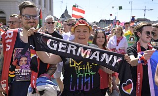 Zehntausende Fans säumten die Straßen in Basel. - Georgios Kefalas/KEYSTONE/dpa