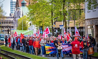 Lautstark und mit prominenter Unterstützung zog die 1-Mai-Demo zum Ravensberger Park. - Mike-Dennis Mller / www.mdm.photo