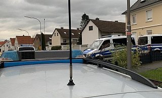 Einsatzkräfte während der Drogenrazzia vor einem der durchsuchten Gebäude in der Innenstadt. - Stefan Boscher