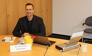Georg Backhausen führt die Untersuchungen bei der Schlaganfall-Info-Tour im Altkreis bereits seit vielen Jahren durch und berät zudem auch über die Prophylaxe-Maßnahmen. - emailgateway