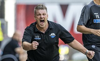 So jubelte SCP-Cheftrainer Lukas Kwasniok in der 89. Minute über den 4:2-Treffer von Joker Felix Platte. - picture alliance/dpa