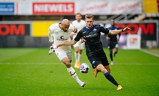 In der vergangenen Saison hatte Dennis Srbeny (r.) mit dem SCP im Heimspiel gegen St. Pauli die Nase vorn. Die Kiezkicker um Kapitän Christopher Avevor (l.) verloren in Paderborn mit 0:2. - Besim Mazhiqi