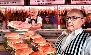 Schon vor Corona und Tönnies stand der Schinkenmarkt bei Tierschützern in der Kritik. Für andere hingegen ist es eine liebgewonnene Traditionsveranstaltung. - Andreas Frücht